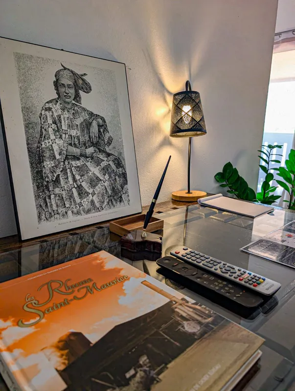 Bureau avec un portrait dessiné, une lampe et un livre sur Saint-Laurent