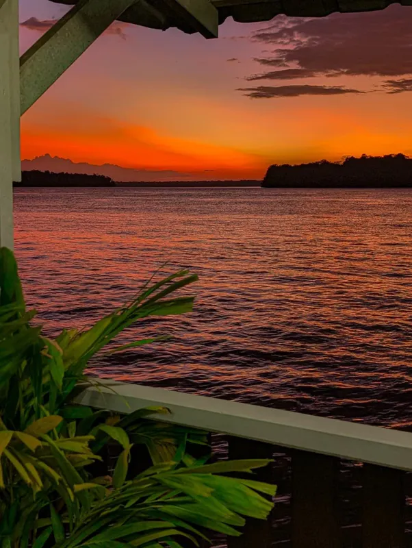 Coucher de soleil orange et rose sur le Maroni