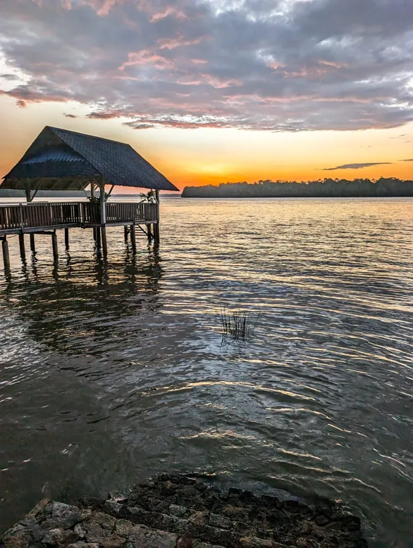 Le kiosque au bout du ponton, au coucher du soleil sur le Maroni